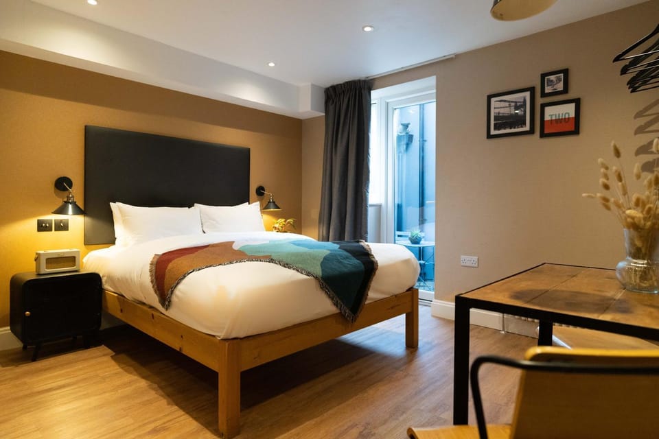 Bed, Photo of the whole room, Seating area, Bedroom