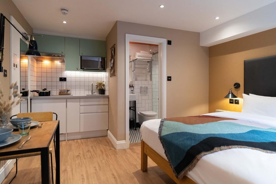 Bed, Photo of the whole room, Seating area, Dining area, Bedroom, pet friendly, stove