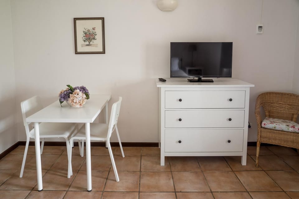 Photo of the whole room, Seating area, Dining area