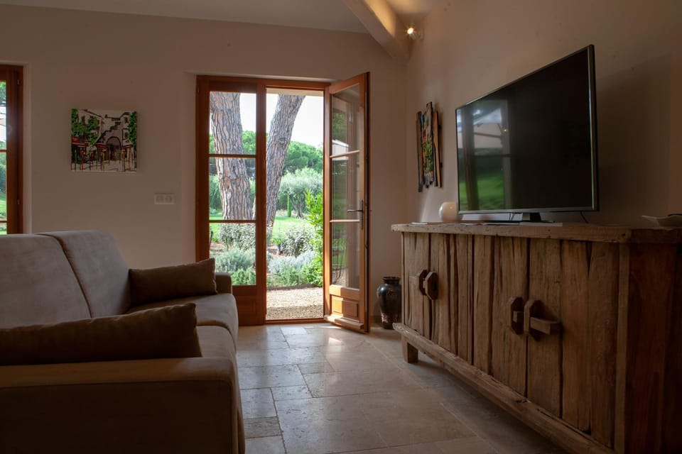 Patio, Communal lounge/ TV room, TV and multimedia, Balcony/Terrace, Kitchen or kitchenette, Living room, Seating area, Dining area