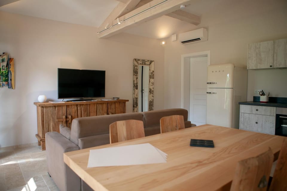 Communal lounge/ TV room, TV and multimedia, Living room, Dining area