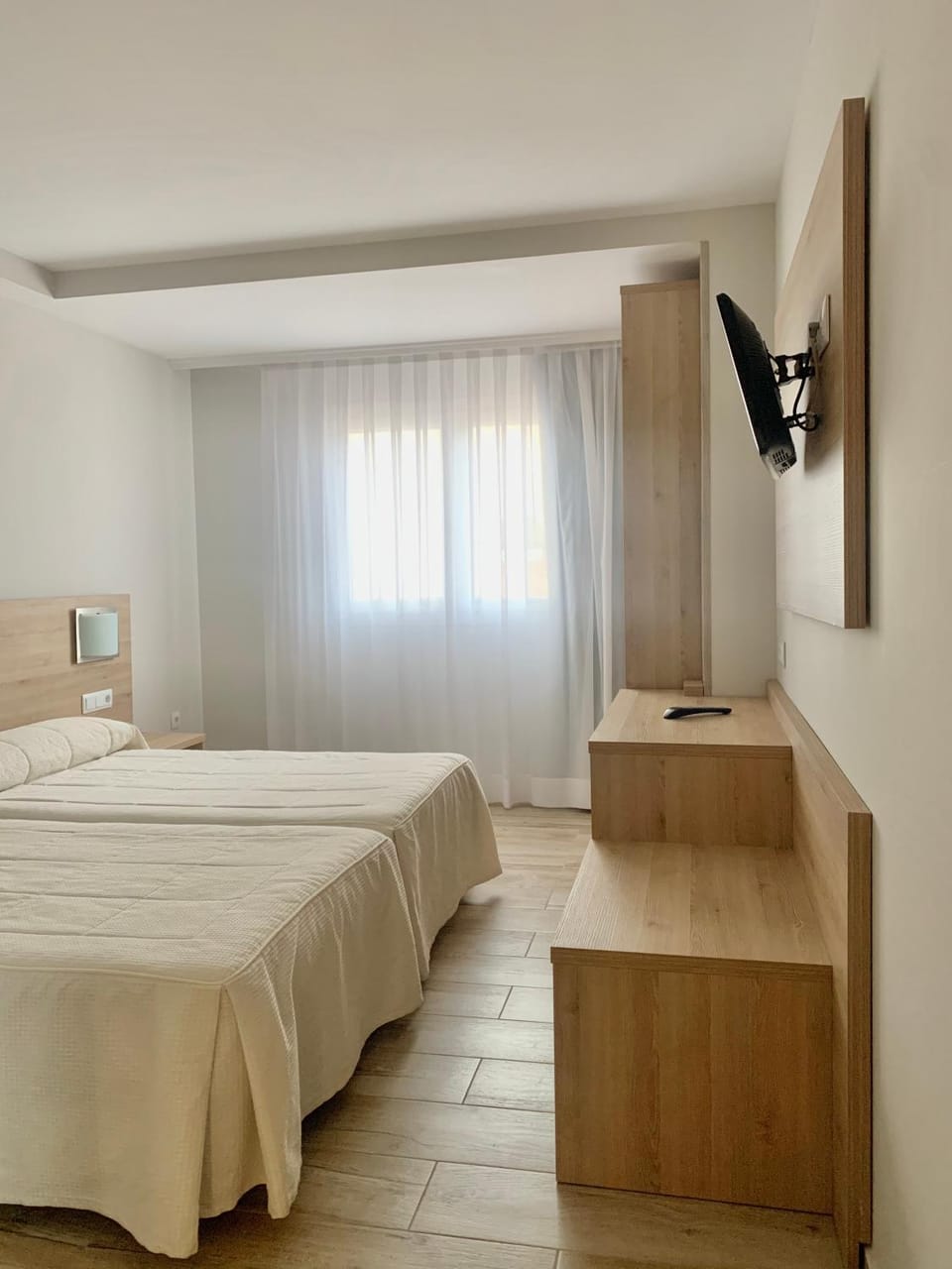 Bed, TV and multimedia, Photo of the whole room, Bedroom