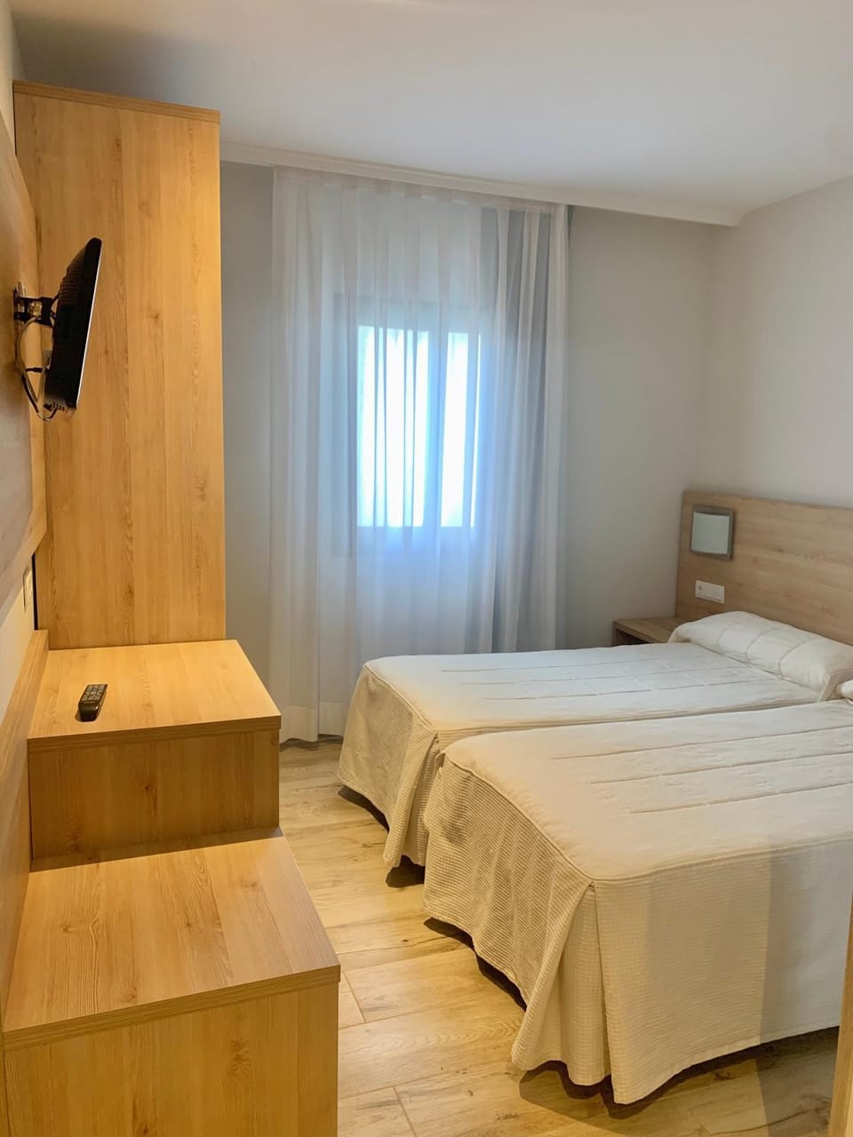 Bed, TV and multimedia, Photo of the whole room, Bedroom, internet, air conditioner