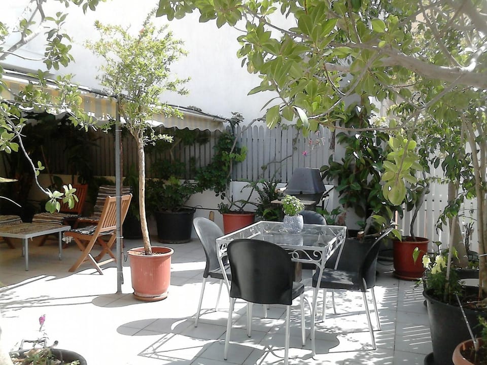 Roof-top garden apartment really well located in Athens Apartment in Kallithea
