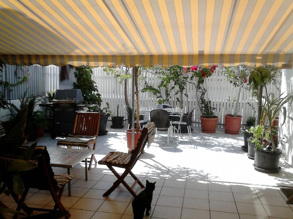 Roof-top garden apartment really well located in Athens Apartment in Kallithea