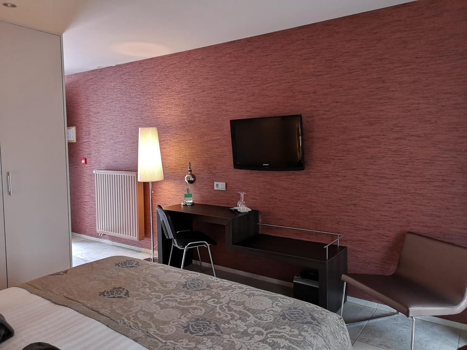 Bed, TV and multimedia, Bedroom, hair dresser