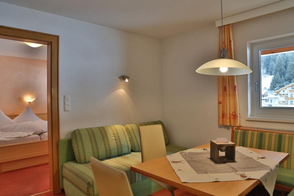 Seating area, Dining area, Bedroom