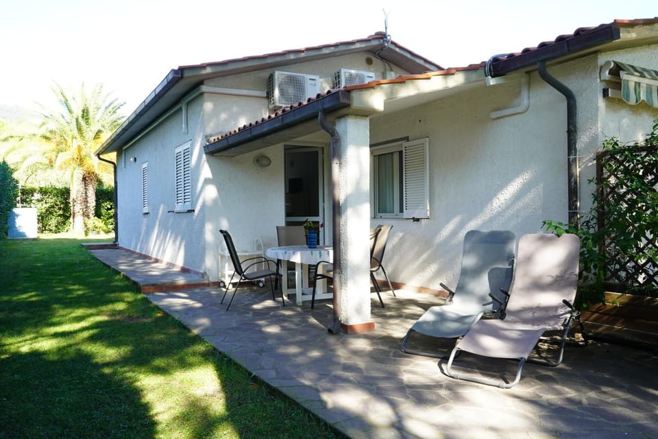 Property building, Patio, Garden, Balcony/Terrace, Garden view, sunbed