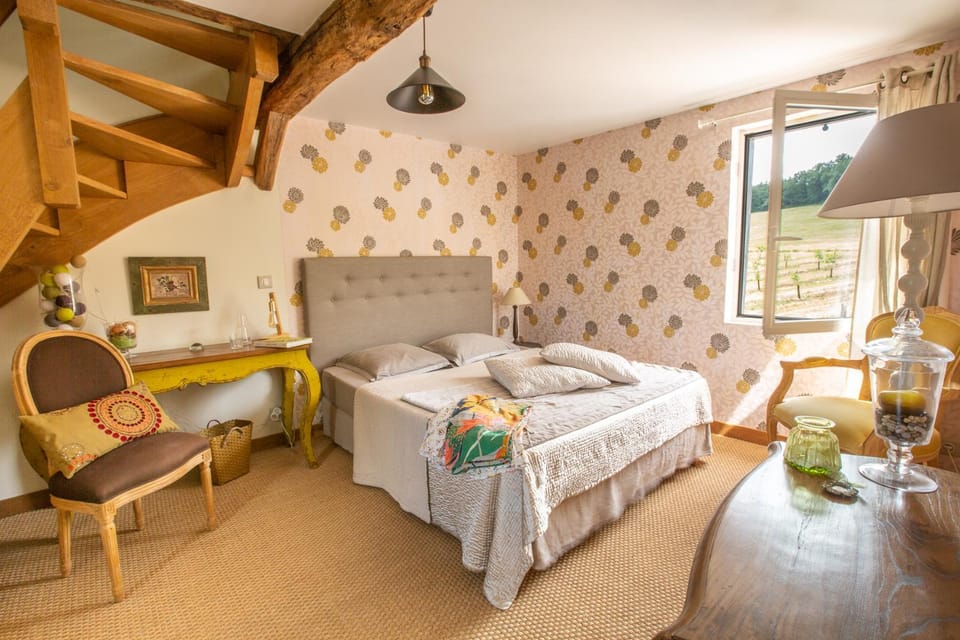 Bed, Photo of the whole room, towels
