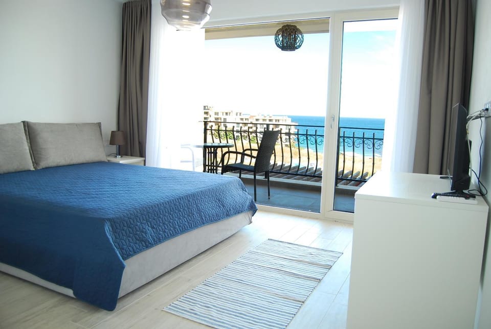 Bed, Natural landscape, View (from property/room), Balcony/Terrace, Photo of the whole room, Bedroom, Sea view
