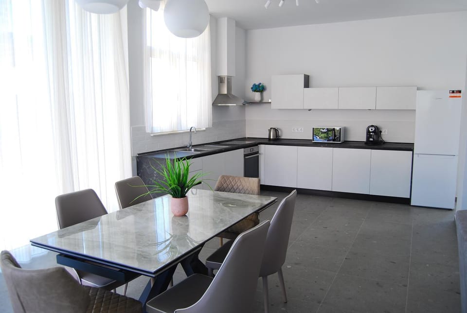 Coffee/tea facilities, Kitchen or kitchenette, Living room, Seating area, Dining area, microwave, stove