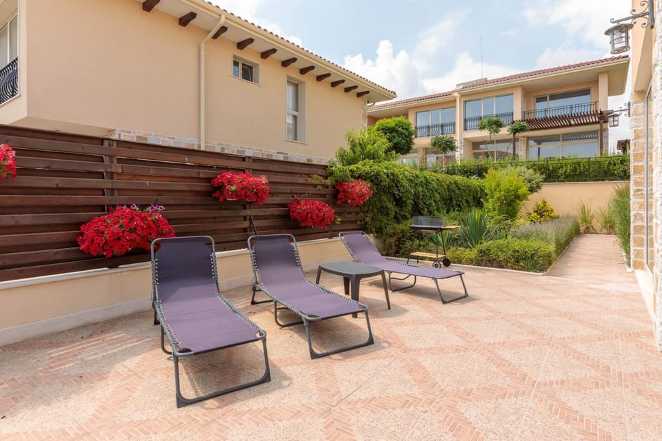 Property building, Day, Garden, View (from property/room), Balcony/Terrace, Garden view, sunbed