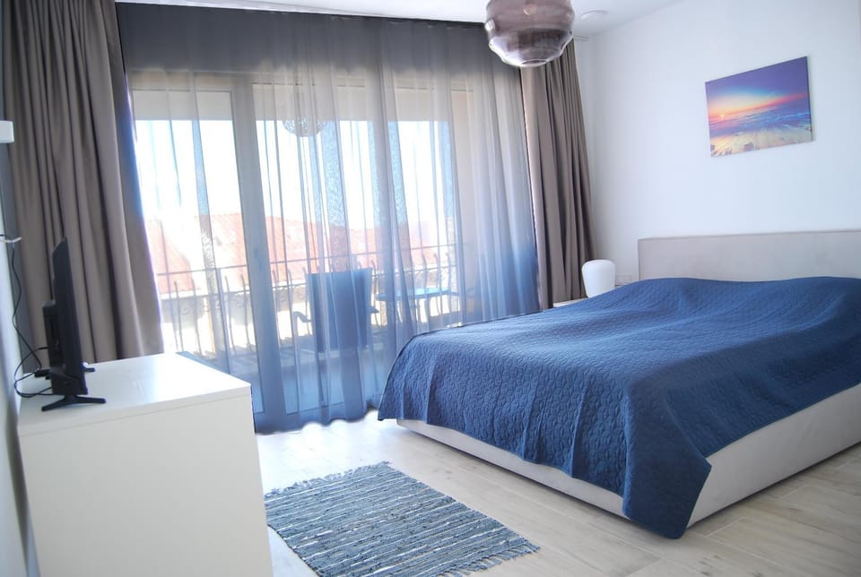 Bed, View (from property/room), Photo of the whole room, Decorative detail, Bedroom, towels