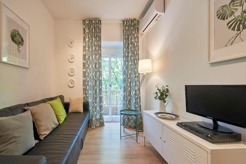 TV and multimedia, Living room, Seating area, air conditioner
