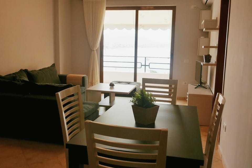Living room, Decorative detail, Dining area, City view, Mountain view, Sea view, Family