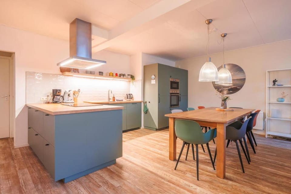 Coffee/tea facilities, Kitchen or kitchenette, Dining area, oven, stove
