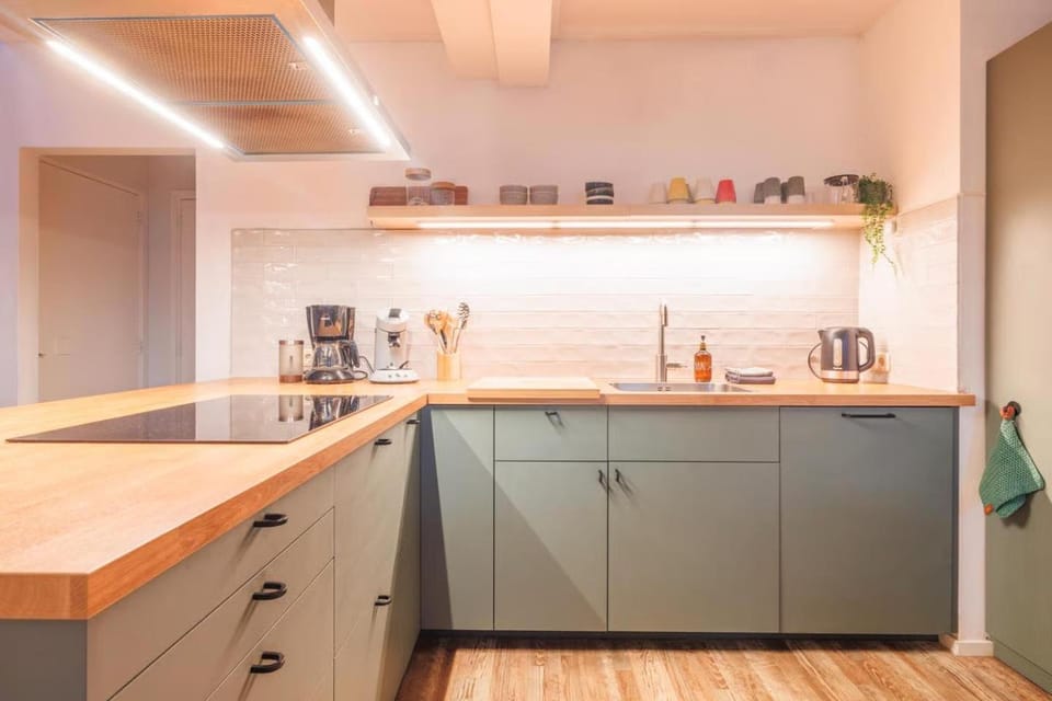 Coffee/tea facilities, Kitchen or kitchenette, dishwasher, stove