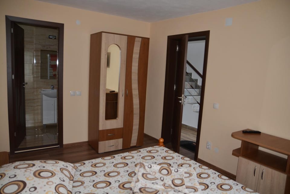 Bed, TV and multimedia, Bedroom