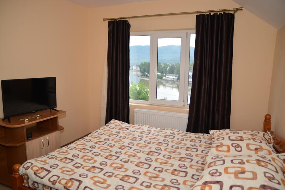 Bed, TV and multimedia, Bedroom, Mountain view