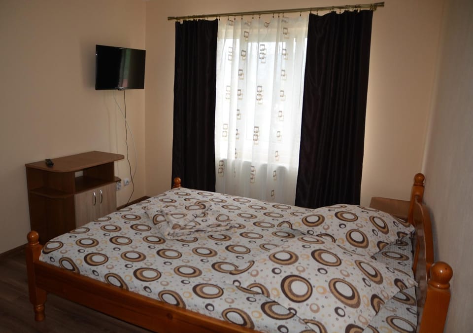 Bed, TV and multimedia, Bedroom