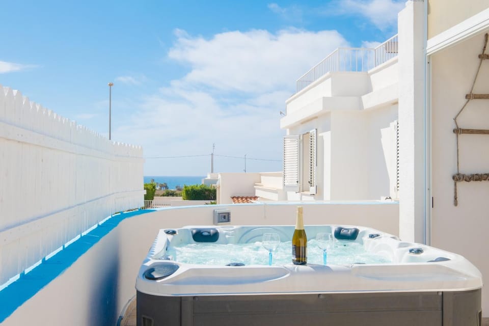 Natural landscape, Balcony/Terrace, Dining area, Sea view