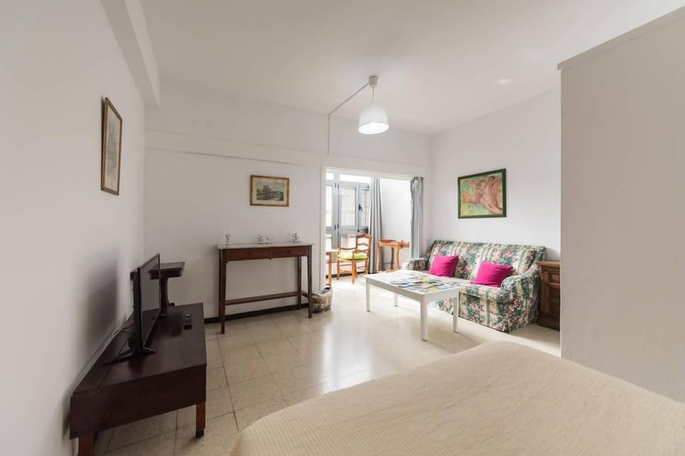 Bed, TV and multimedia, Living room, Photo of the whole room, Seating area, Bedroom