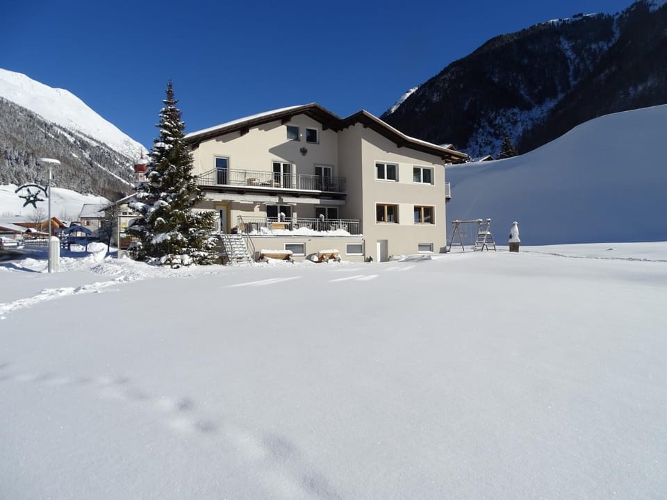 Facade/entrance, Winter