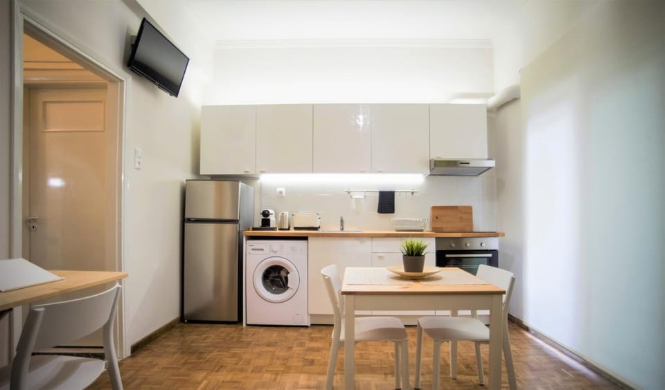 Coffee/tea facilities, Kitchen or kitchenette, Living room, Dining area