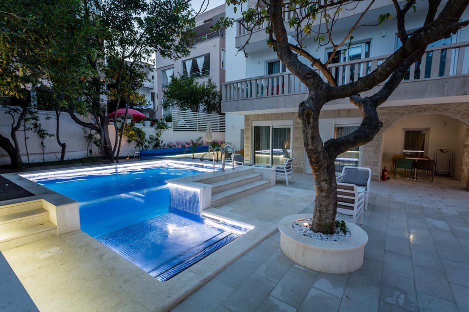 Swimming pool, sunbed