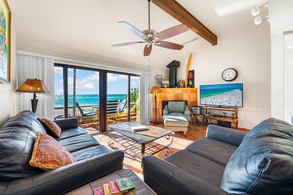 TV and multimedia, Living room, Seating area, Sea view
