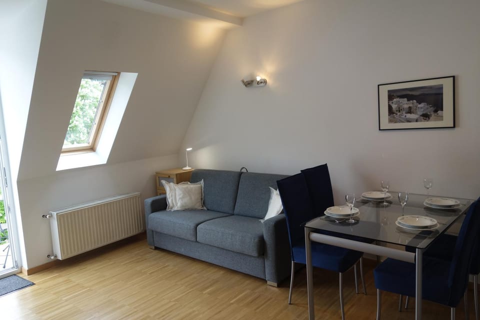 Bed, Photo of the whole room, Dining area