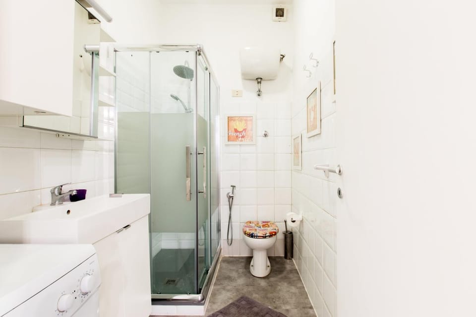 Shower, Toilet