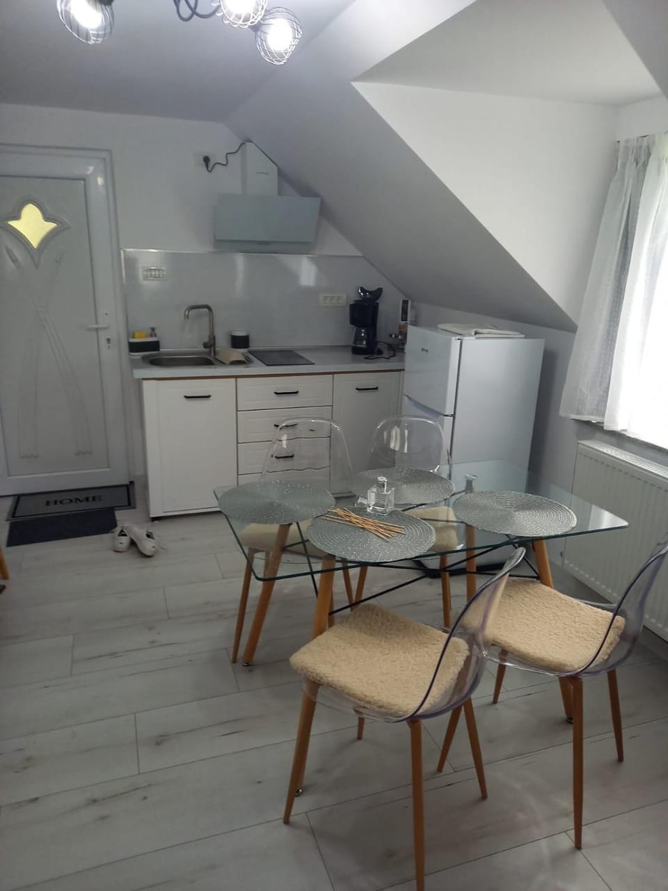 Kitchen or kitchenette, Dining area, stove