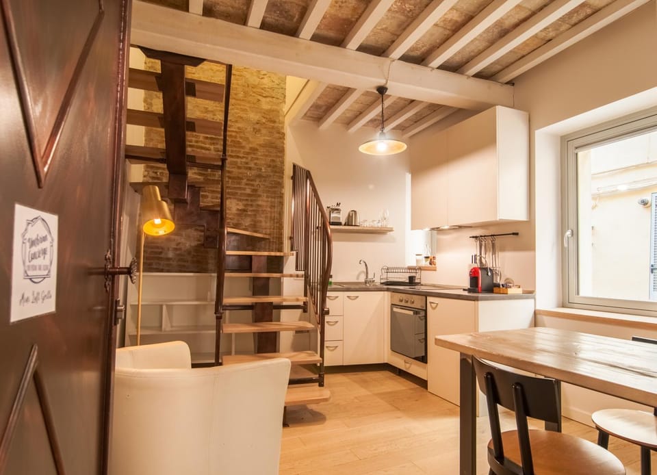 Kitchen or kitchenette, Dining area, pet friendly, stove