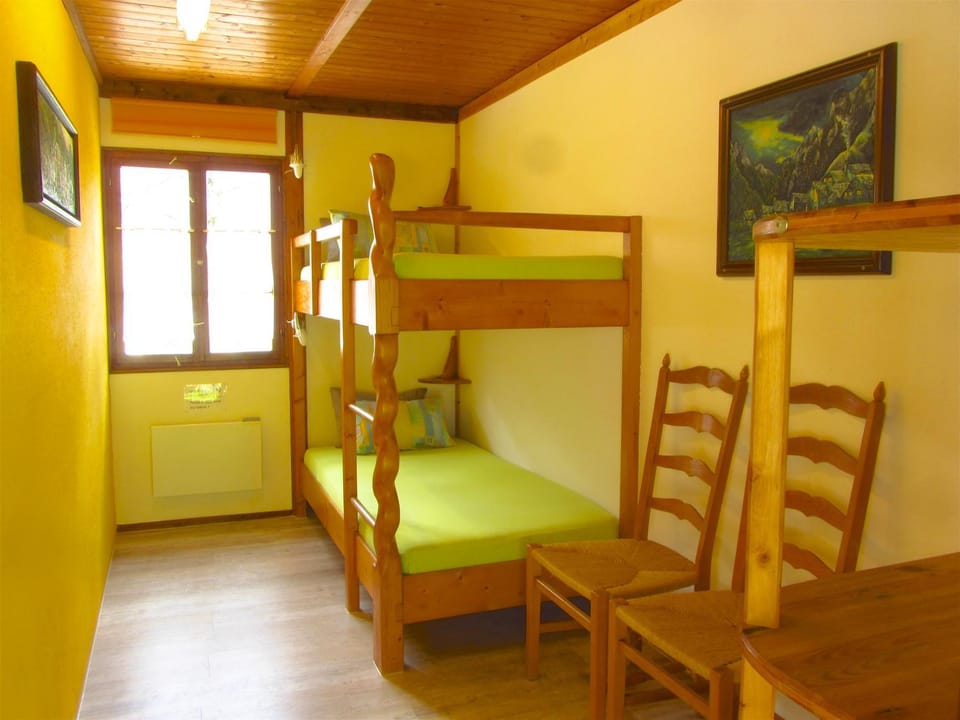 Photo of the whole room, Mountain view, bunk bed