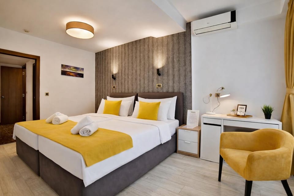 Bed, Living room, Photo of the whole room, Seating area, Bedroom, towels, air conditioner