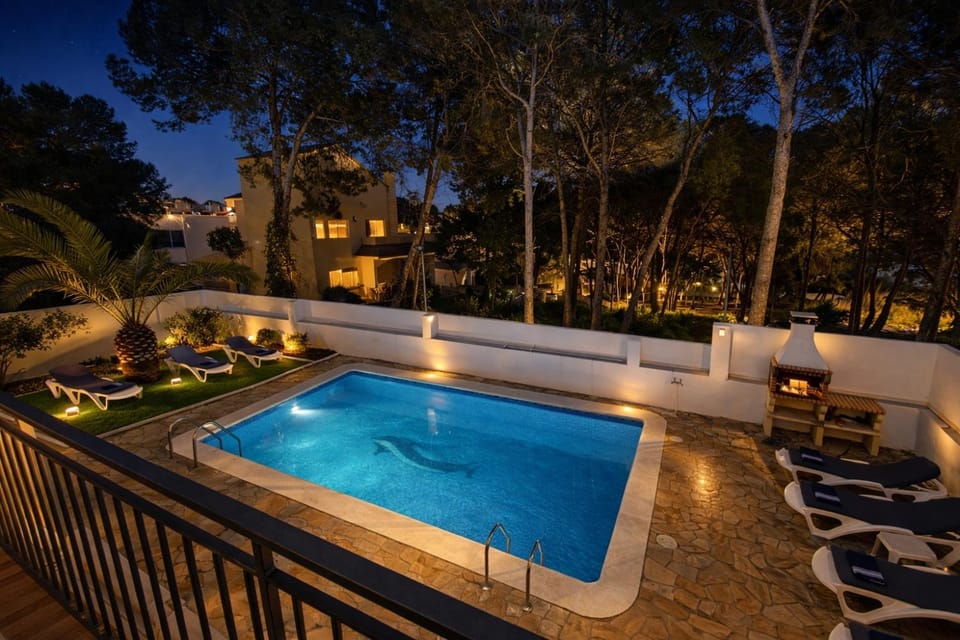 Villa Playa del Sur A 250 metros de una magnifica playa Capacidad más de 16 AC 6 Suites Piscina XL Villa in Torredembarra
