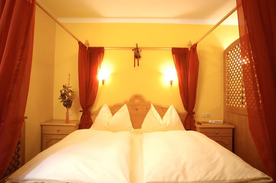 Photo of the whole room, Decorative detail