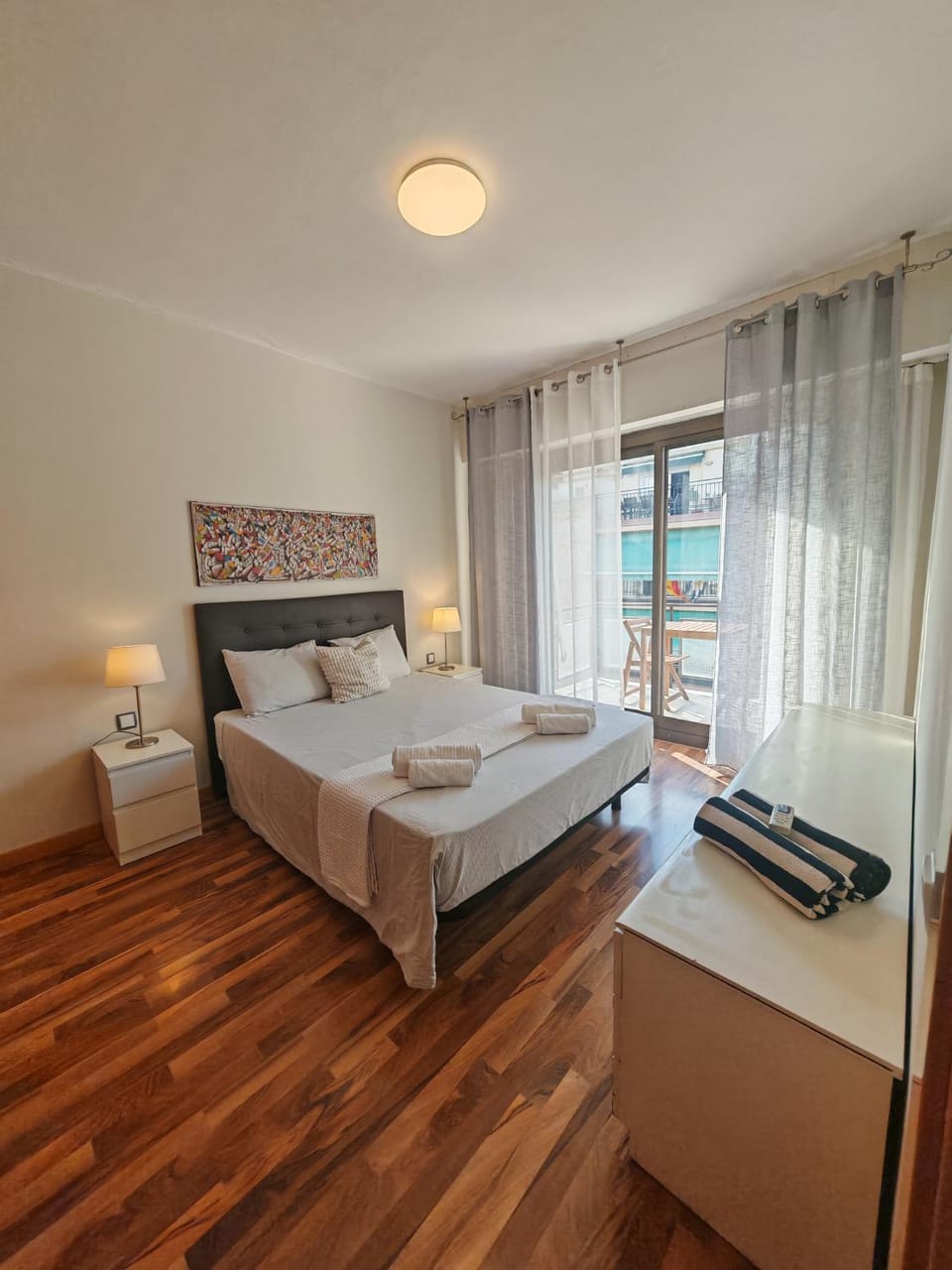 Photo of the whole room, Bedroom