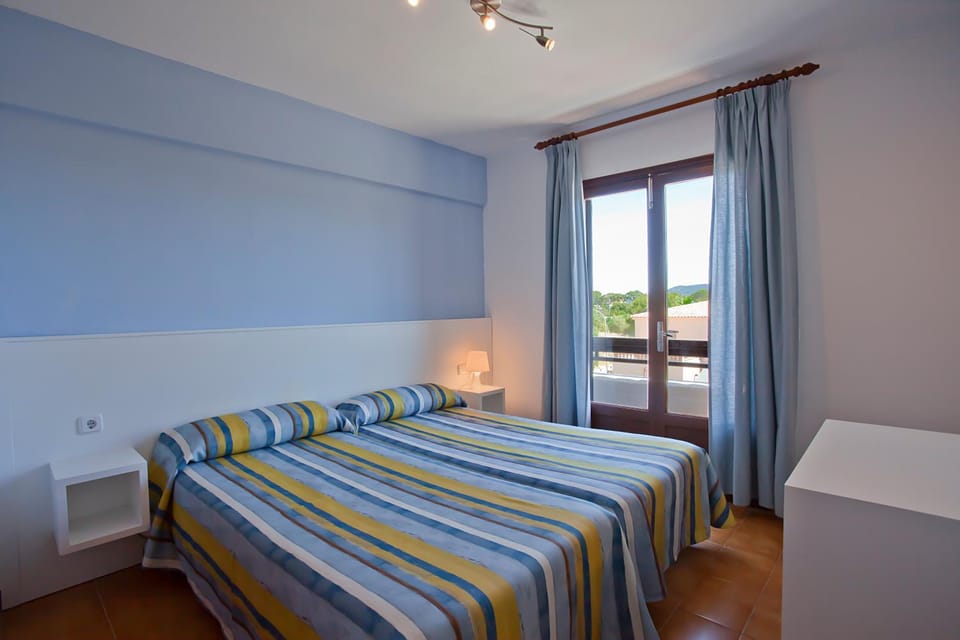 Bed, Bedroom, Family