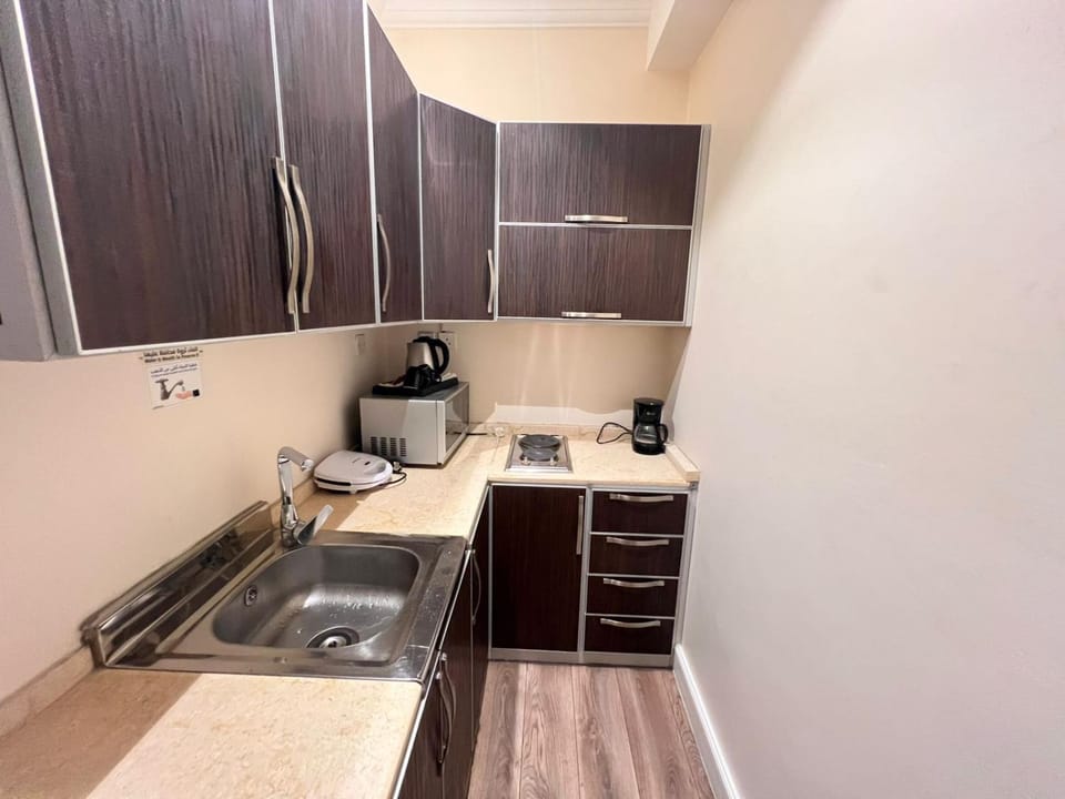 Kitchen or kitchenette, minibar, stove