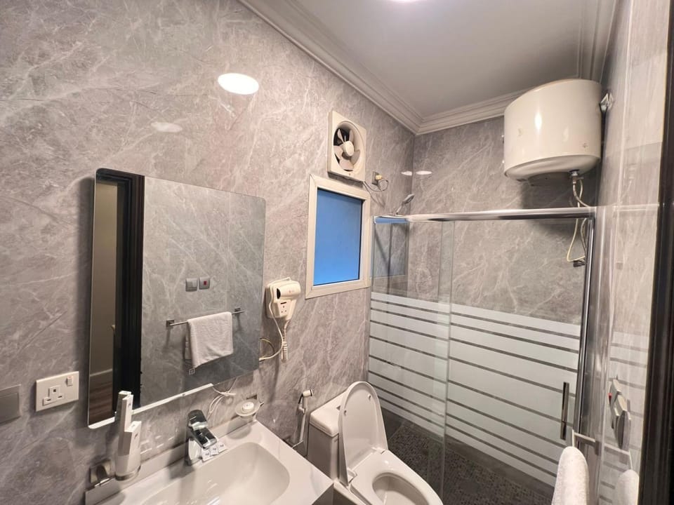 Shower, Toilet, Bathroom, towels