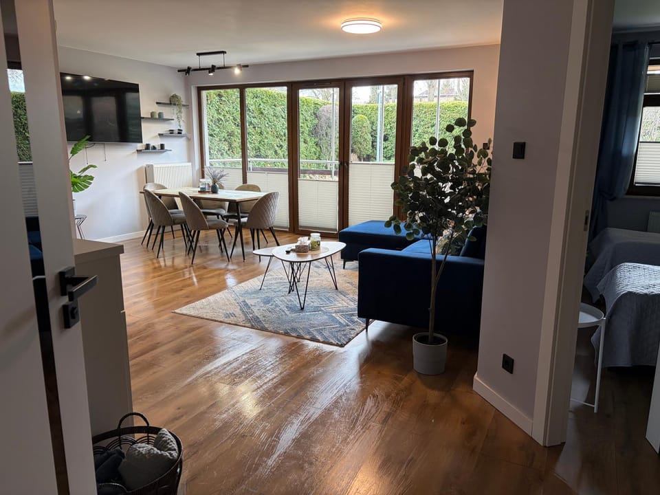 TV and multimedia, Kitchen or kitchenette, Living room, Seating area, Dining area