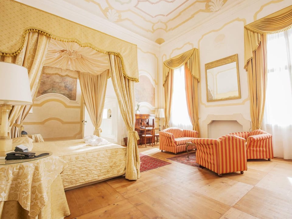 Bed, Living room, Photo of the whole room, Seating area, Bedroom
