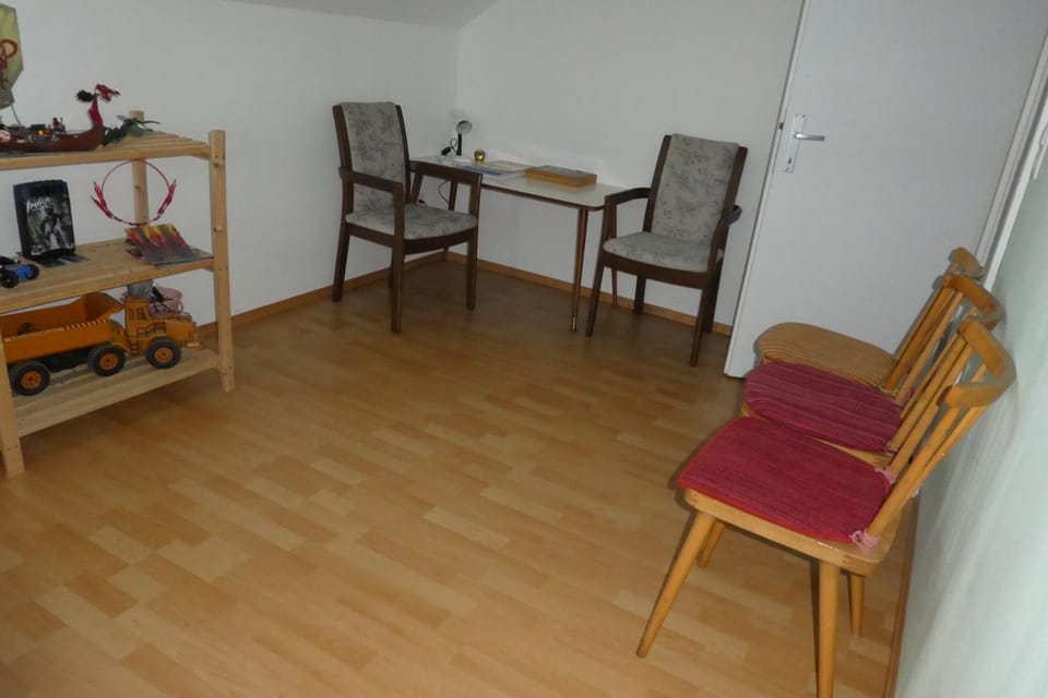 Photo of the whole room, Decorative detail