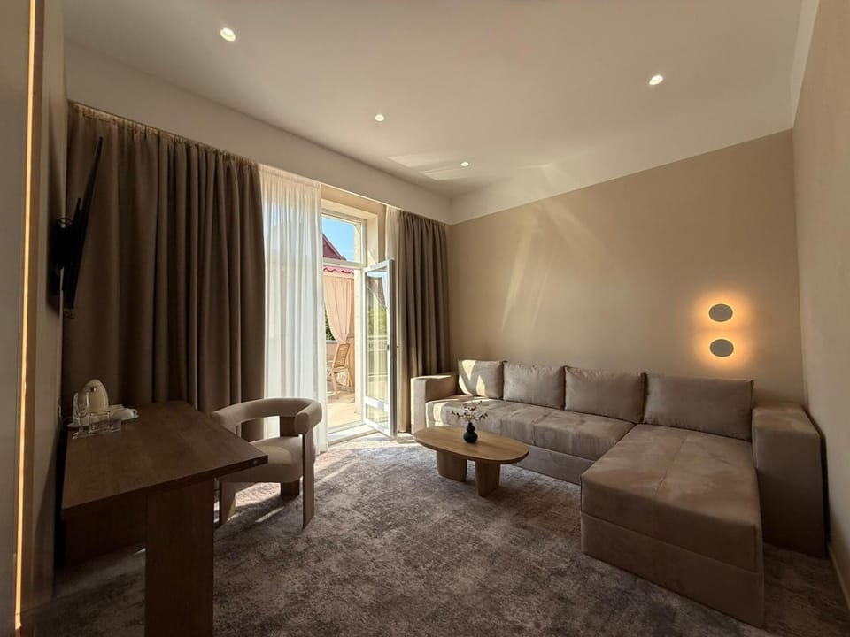 TV and multimedia, Balcony/Terrace, Living room, Seating area