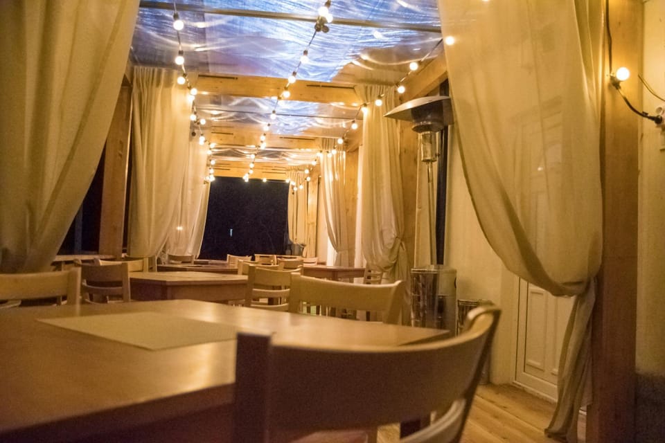 Restaurant/places to eat, Seating area