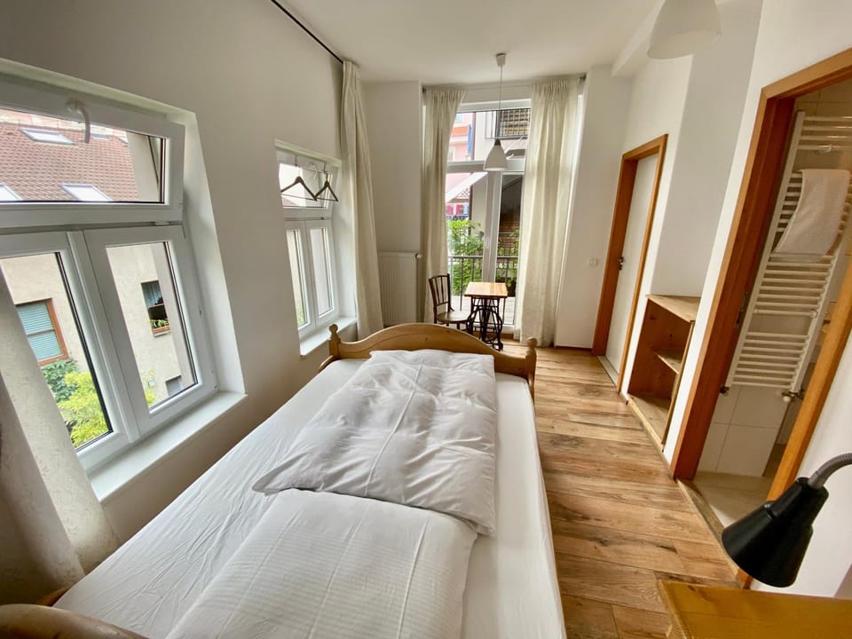 Bed, Photo of the whole room, Seating area