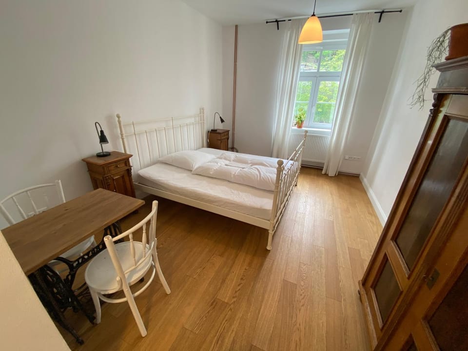 Bed, Photo of the whole room, Seating area