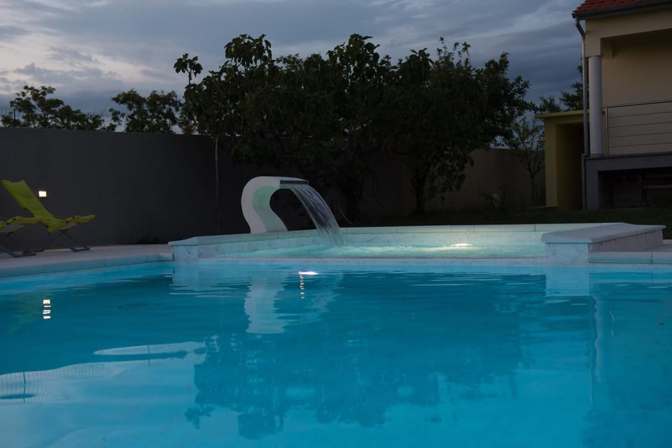 Swimming pool, Swimming pool